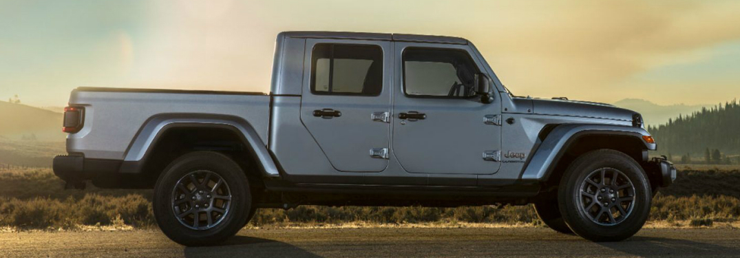 Side-view-of-silver-2020-Jeep-Gladiator_o.jpg